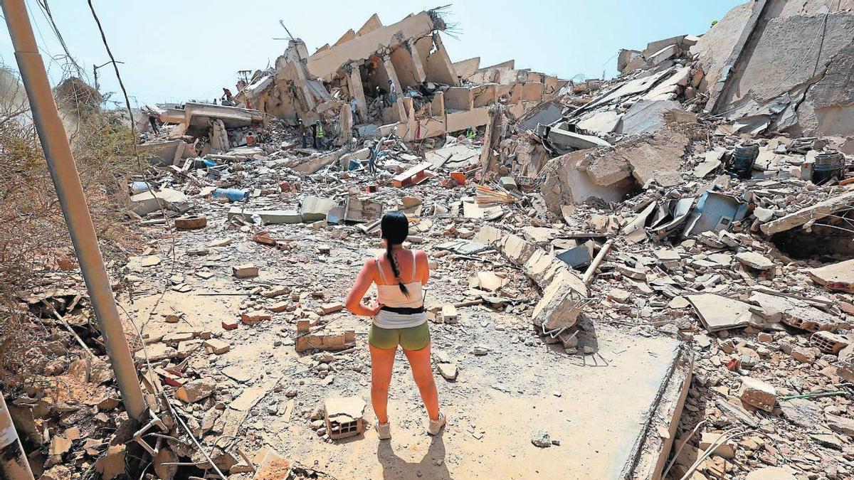 Una joven observa los destrozos causados por los terremotos en La Guaira, Venezuela.