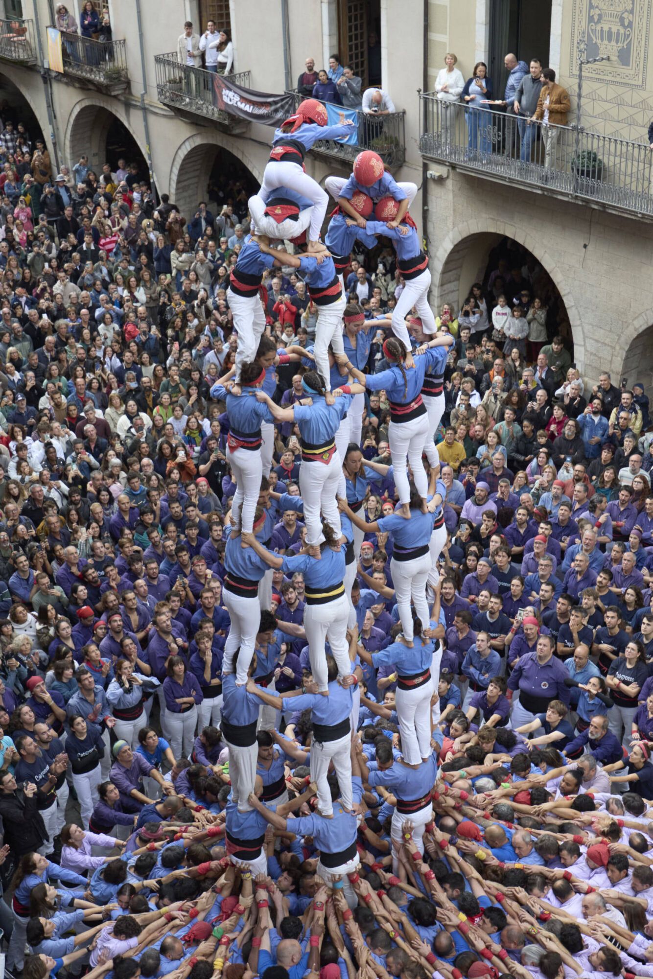 Diada Cartelera amb Els Marrecs de Salt, Capgrossos i Minyons de Terrassa a la plaça del Vi.