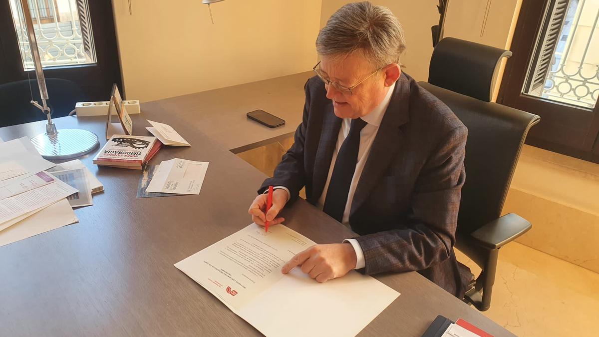 Ximo Puig firma su renuncia al acta de diputado en las Corts