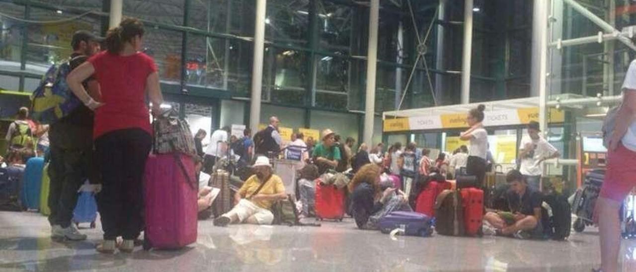 Imagen de los alumnos esperando en el aeropuerto durante la noche del miércoles al jueves.