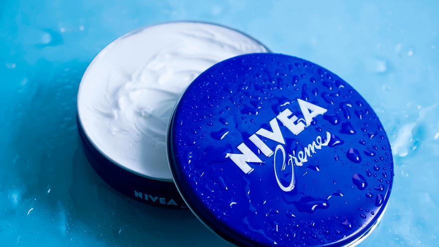 Un dedo de Nivea bajo el ojo antes de dormir, la tendencia antiedad que quita años de la cara