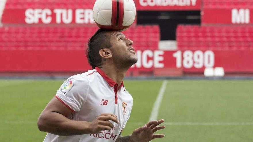 Montoya, una de las incorporaciones del Sevilla en el mercado invernal, durante su presentación. // Efe