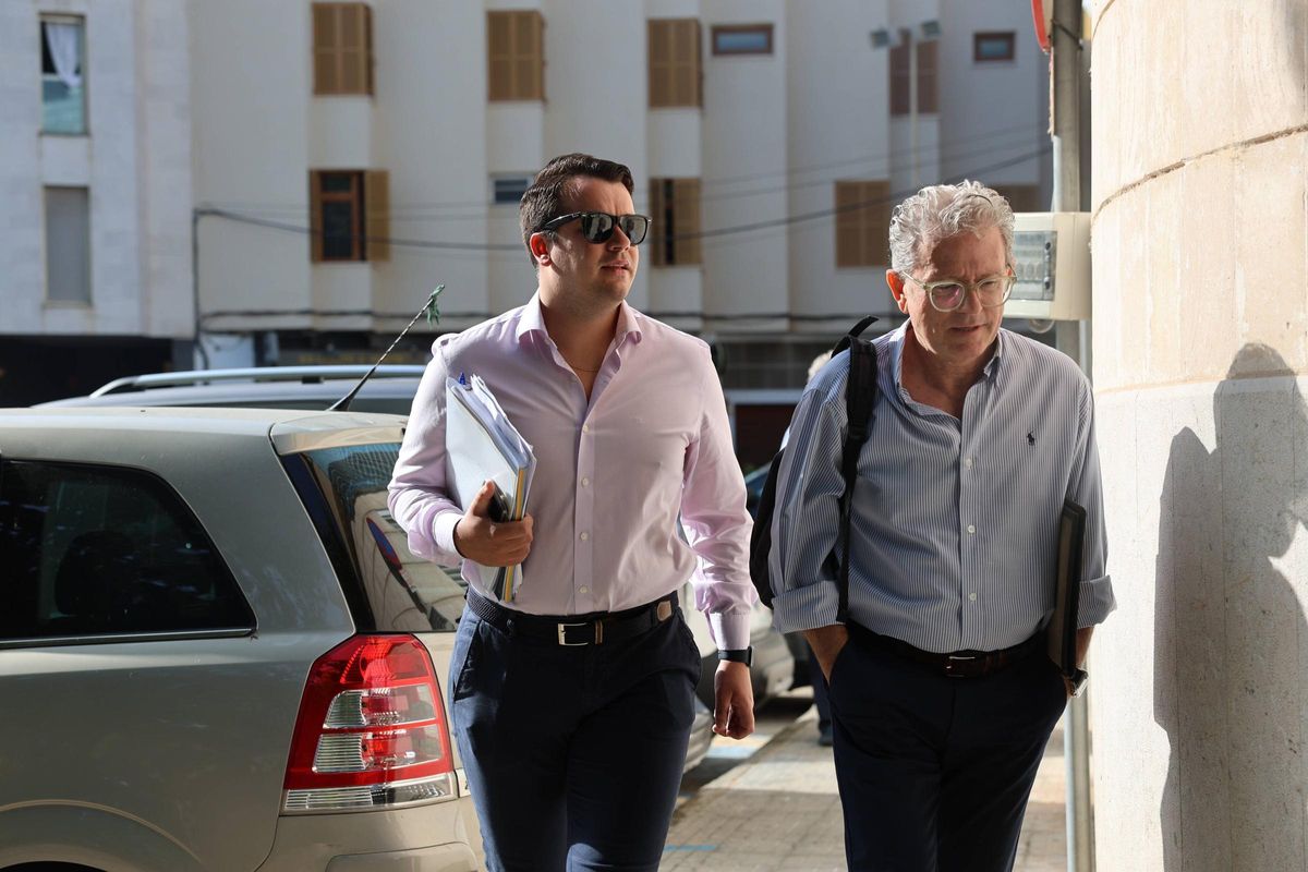 El exsecretario municipal, Antoni Ferragut Mayrata (izquierda), a su llegada ayer a los juzgados de Inca.