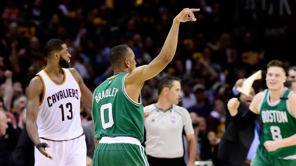 Avery Bradley anota el triple de la victoria para los Celtics ante Cleveland