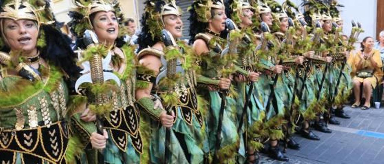 La embajadora cristiana y, a la derecha, la espectacular carroza del capitán con su familia.