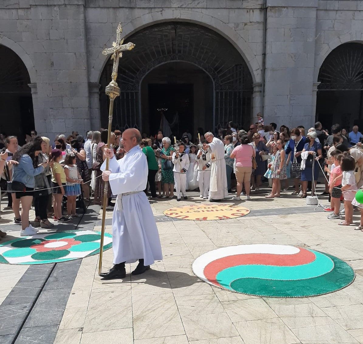 Pravia disfruta el Corpus y se llena de color con las alfombras ornamentales