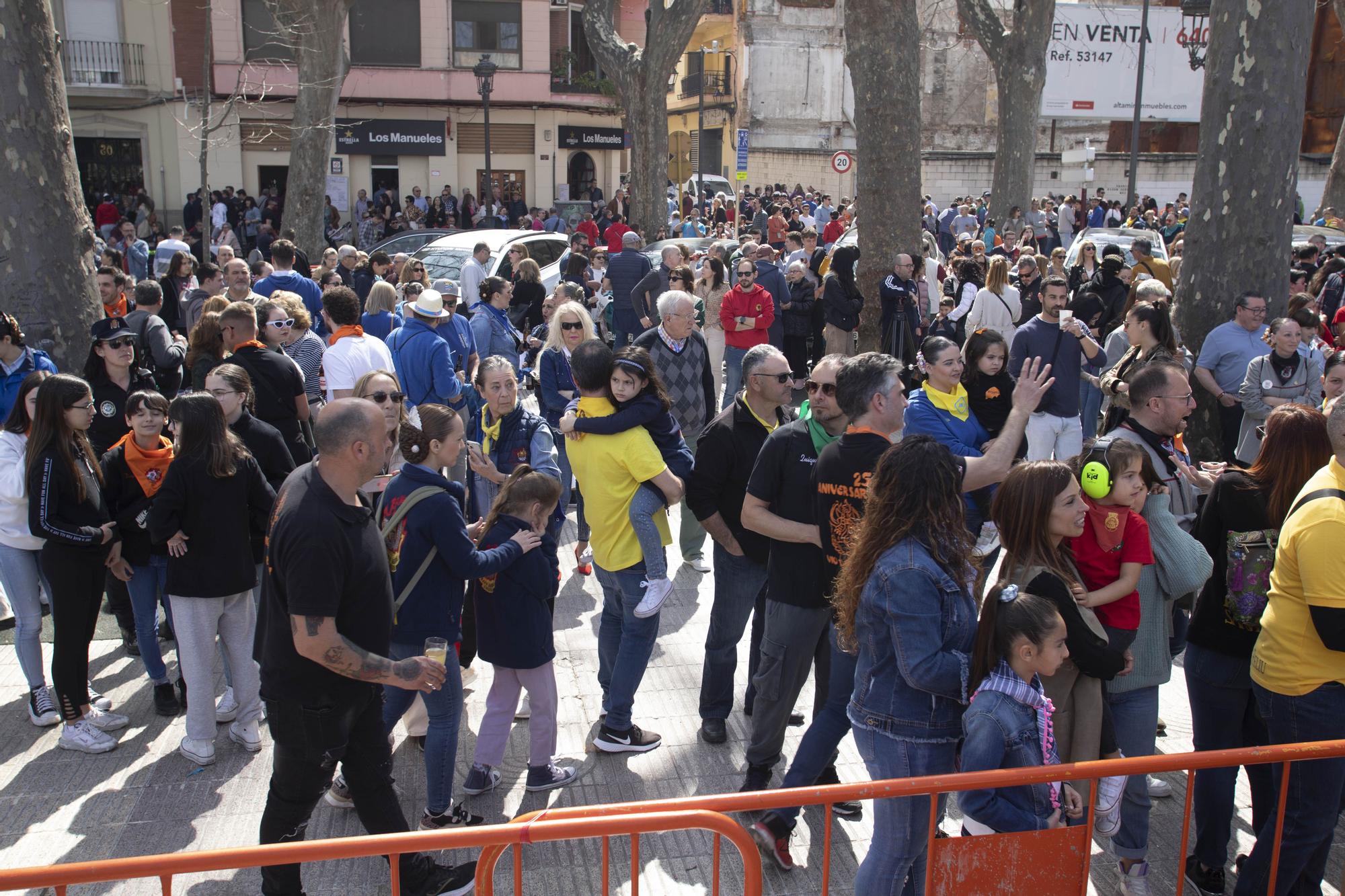 La mascletà de Caballer "retumba" en el Jardí de la Pau de Xàtiva