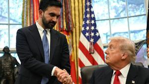 El presidente de Estados Unidos, Donald Trump (derecha), estrecha la mano del alcalde electo de Nueva York, Zohran Mamdani, durante su reunión en el Despacho Oval de la Casa Blanca, en Washington D. C., el 21 de noviembre de 2025