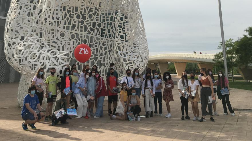Los embajadores del programa de ocio para jóvenes Z16 recorren Zaragoza en bus turístico