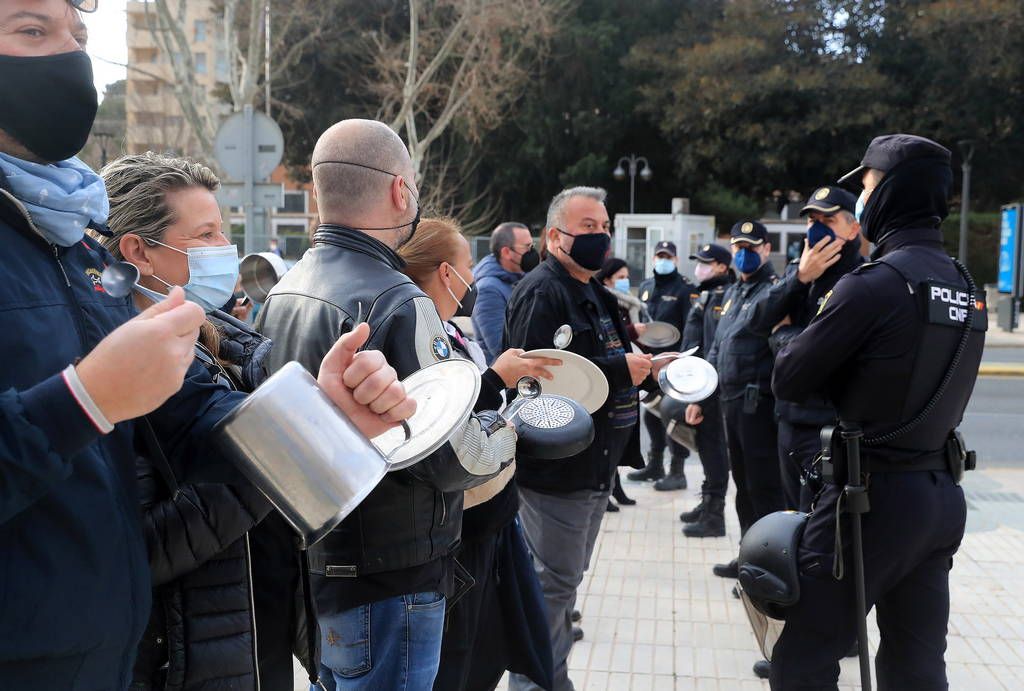 Los hosteleros se presentan en la Asamblea para recibir a López Miras