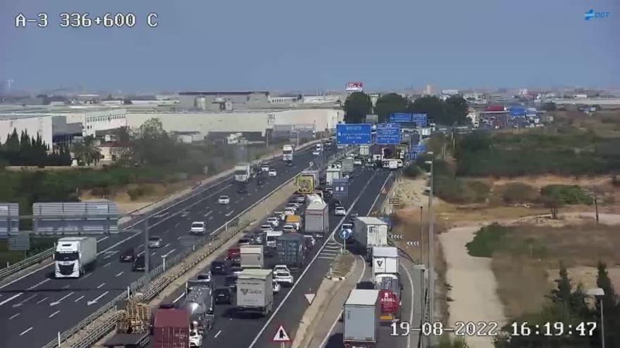 Atasco en la A-3 por accidente de tráfico.