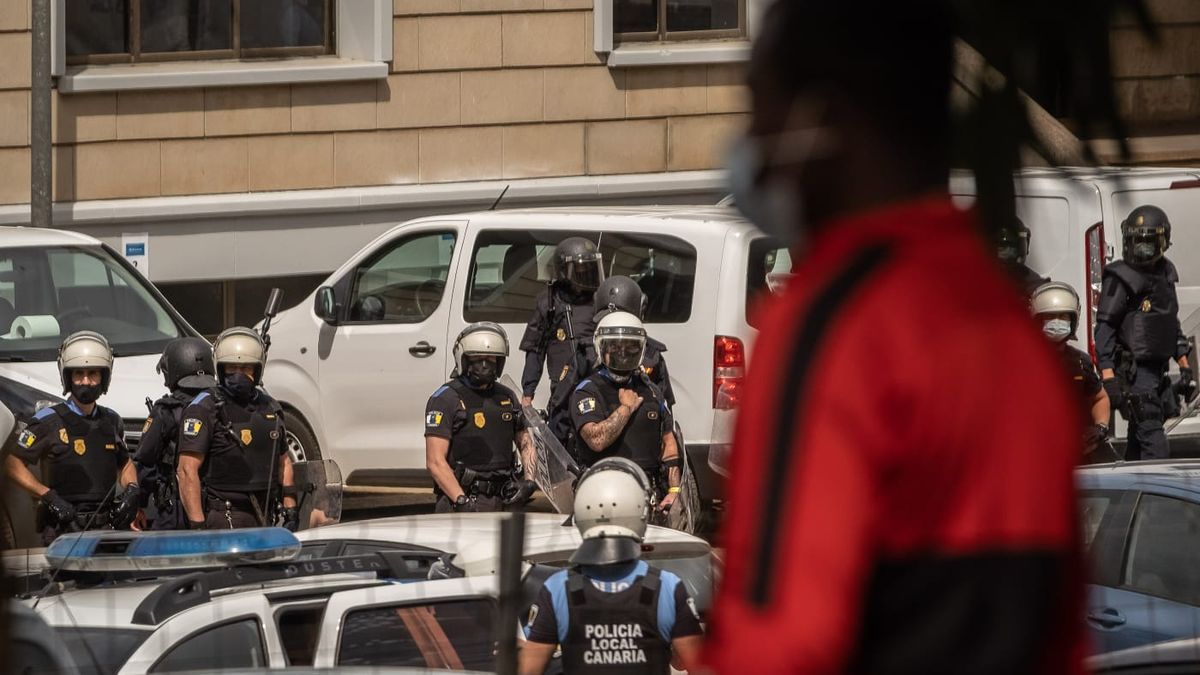 Protesta en el campamento de migrantes de Las Raíces, en Tenerife