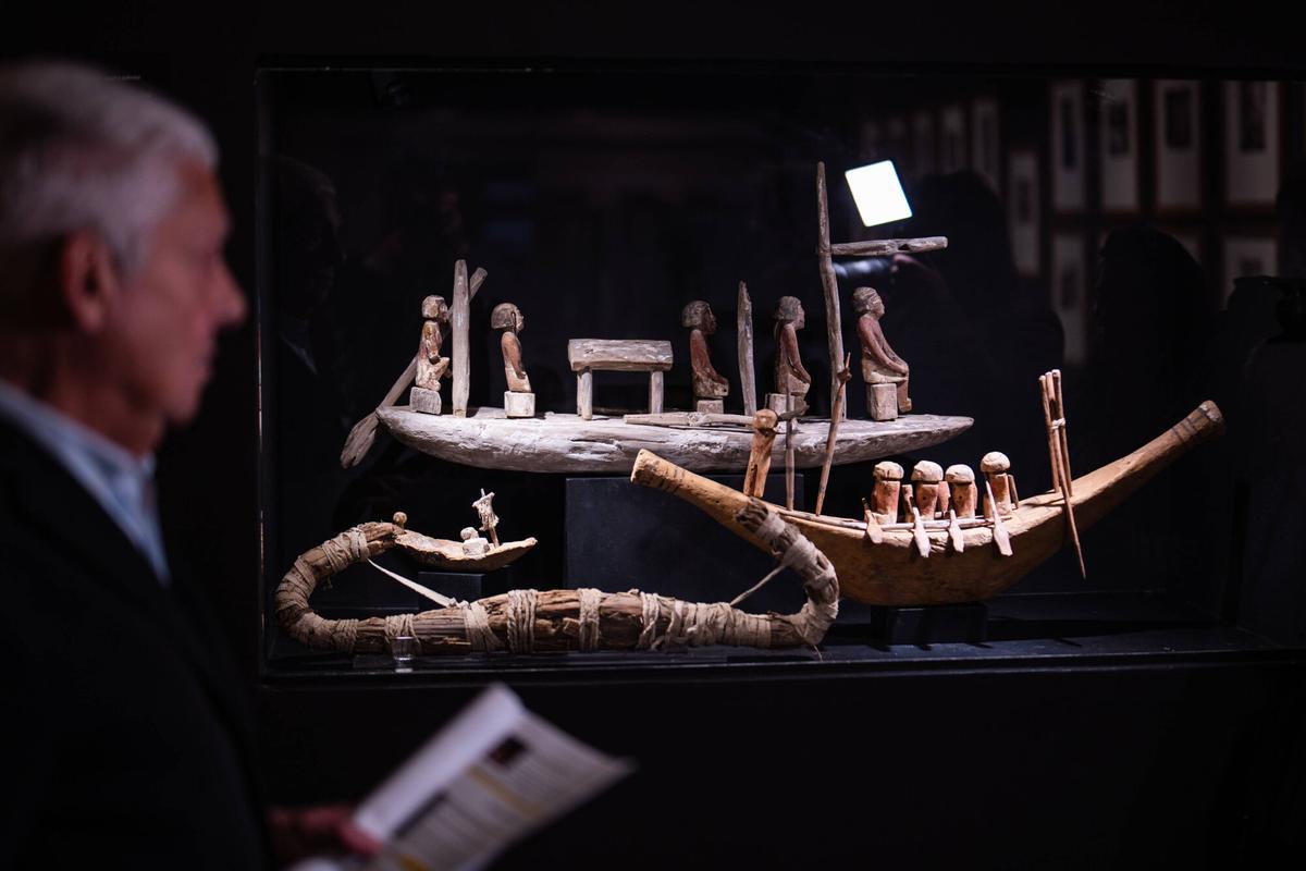 Clos, ante la maqueta de un barco adquirida para la colección (al fondo.