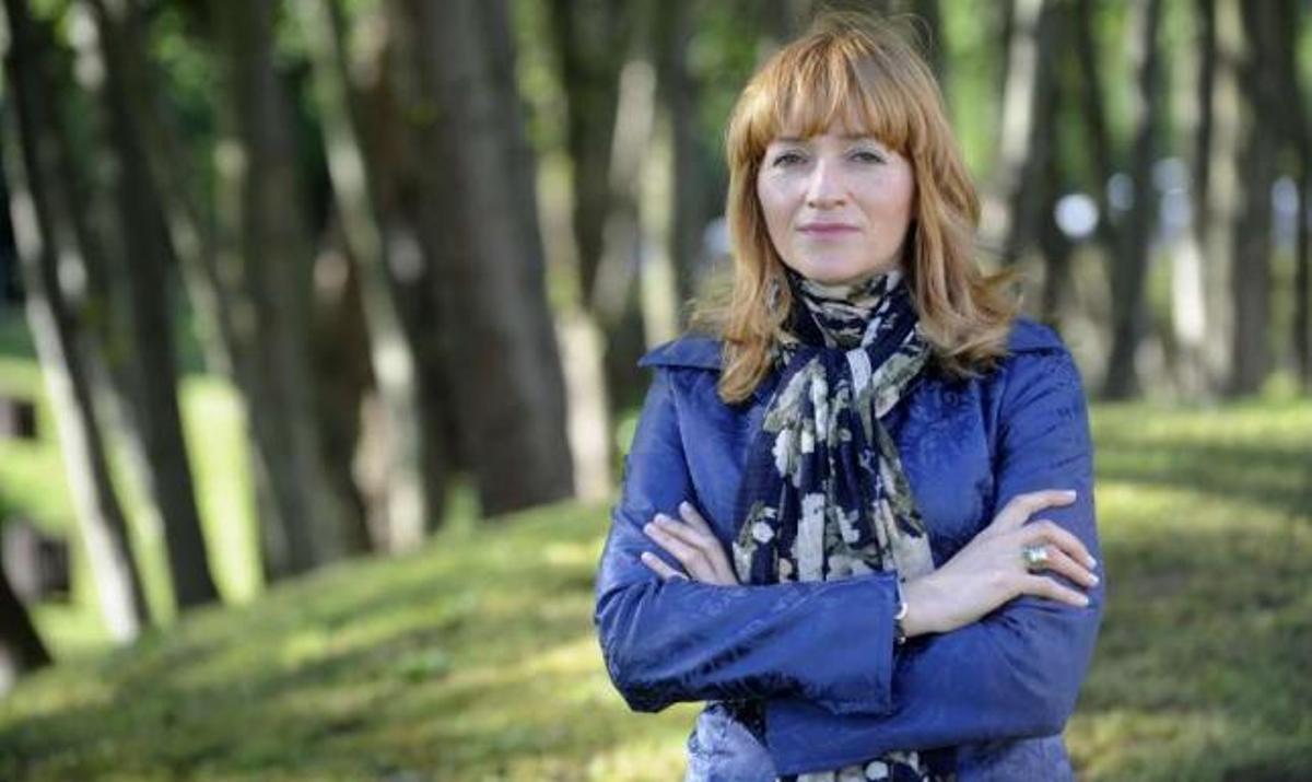 La profesora Rosa María Regueiro posa en el campus coruñés. / carlos pardellas