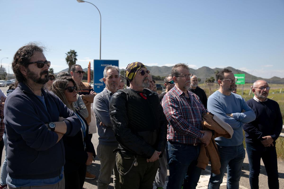 Trabajadores de Sabic a las puertas de la factoría de La Aljorra este viernes