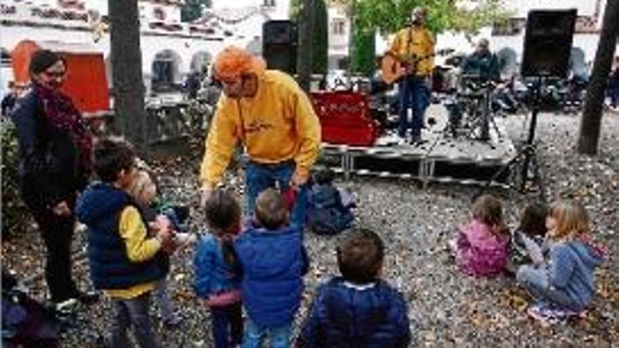 El grup Els Trambòtics va fer cantar i ballar els més petits.