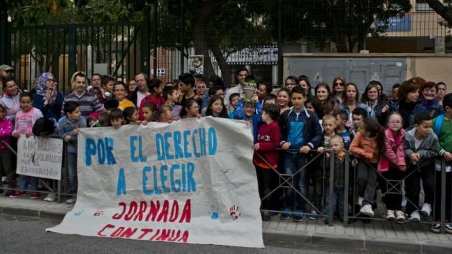 Concentración de padres y alumnos del colegio Jaime Balmes de Elche para reclamar la oportunidad de elegir la jornada continua