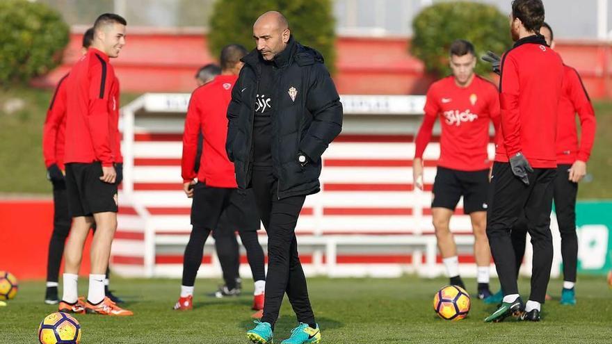 Abelardo camina entre los jugadores durante una fase del entrenamiento de ayer en Mareo.