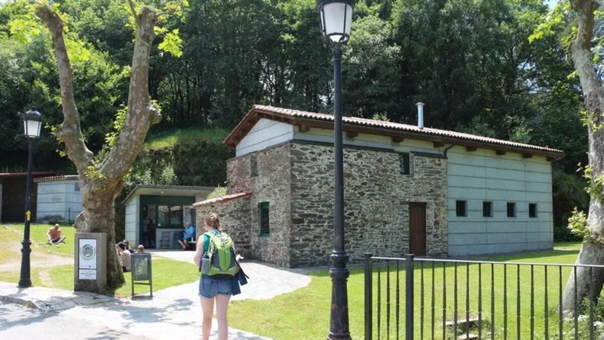 Albergue de peregrinos de Bruma, en Mesía, un entorno que también resultó afectado por el corte