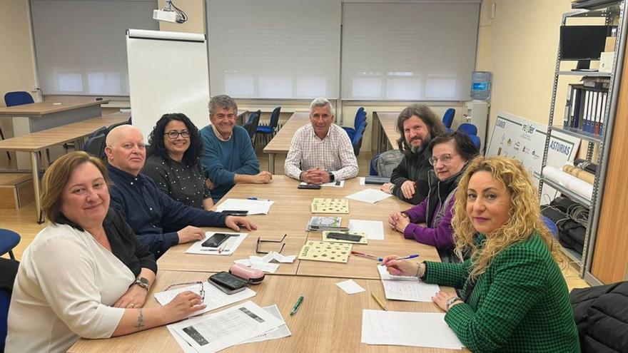 El presidente de la Red Asturiana de Desarrollo Rural y alcalde somedano,  Belarmino Fernández Fervienza (cuarto por la izquierda), durante la reunión  con el resto de regidores y concejales, en Oviedo. | Reader