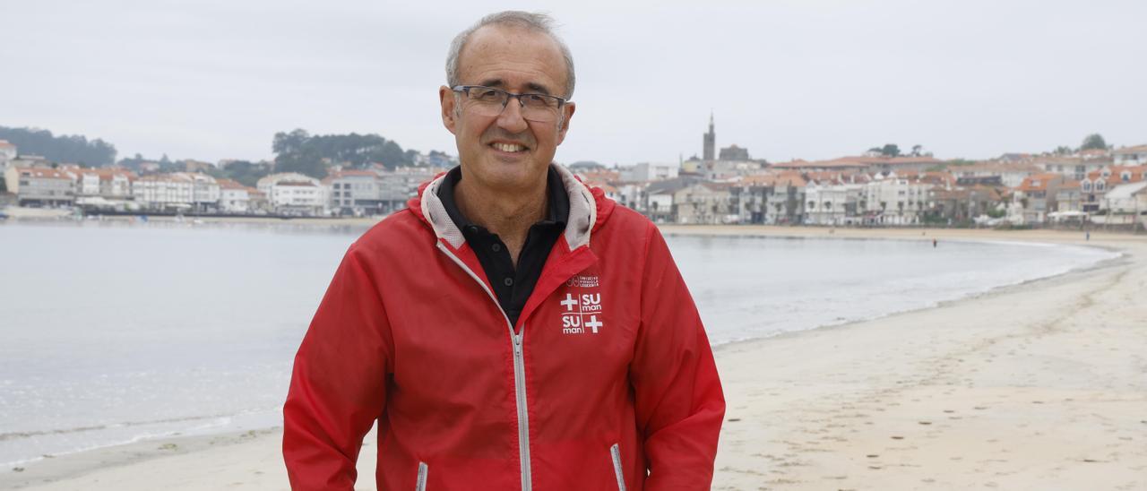 Juan González, alcalde de Nigrán, ayer, en Praia América.