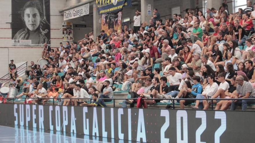 La afición de O Gatañal, ayer durante las finales de la Supercopa de Galicia. |  // S. ÁLVAREZ