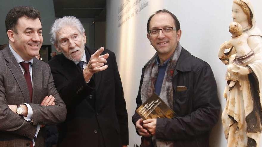 Jaime Trigo (en el medio), señalando una de las piezas de su colección. // Ricardo Grobas