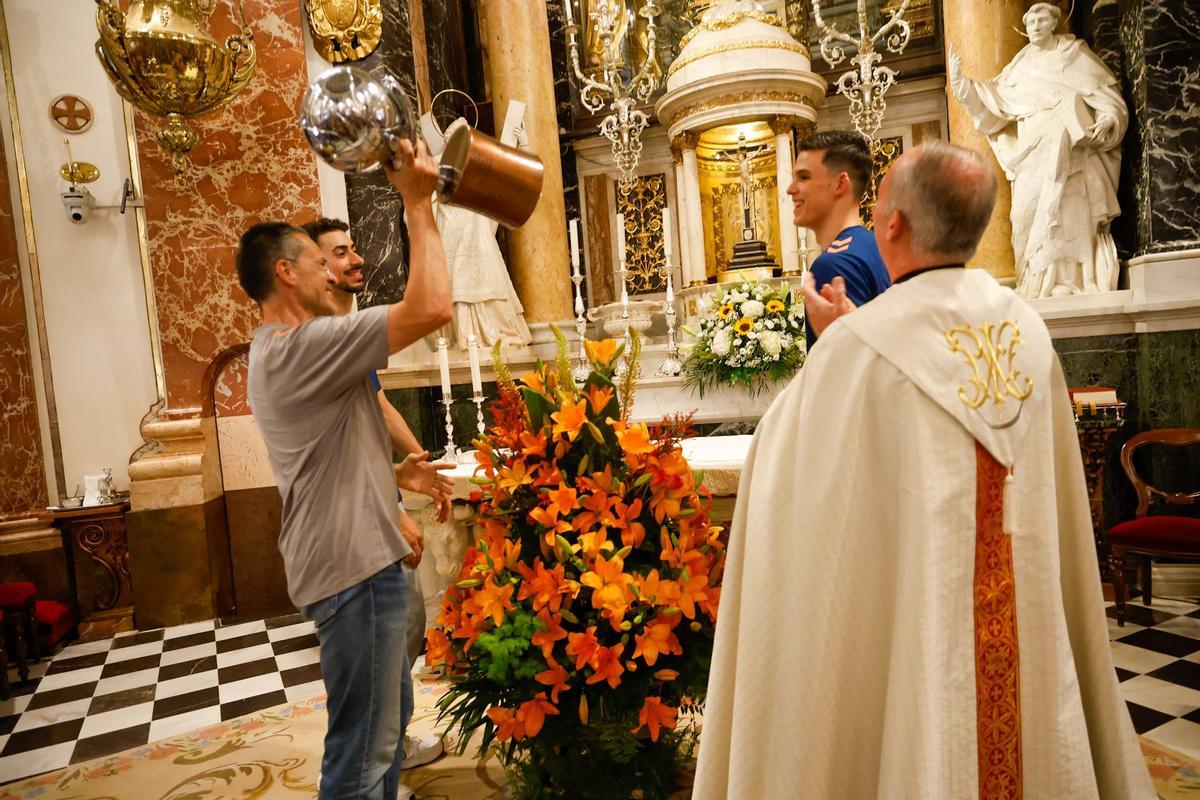 Así ha sido la celebración del título del Valencia Basket en la basílica de la Virgen de los Desamparados