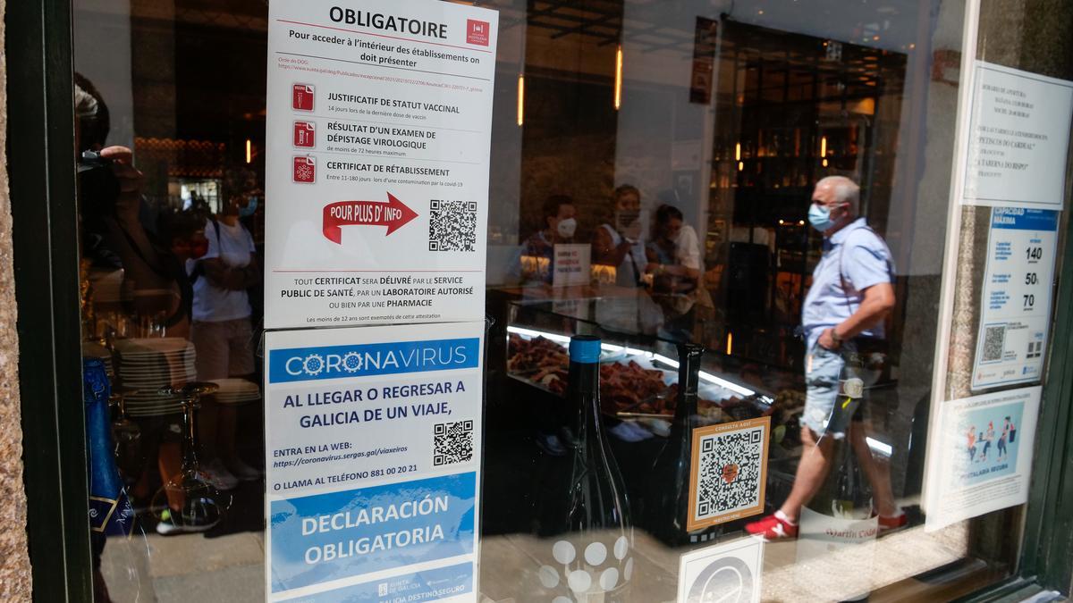 Carteles en un local con la obligatoriedad del certificado COVID-19.