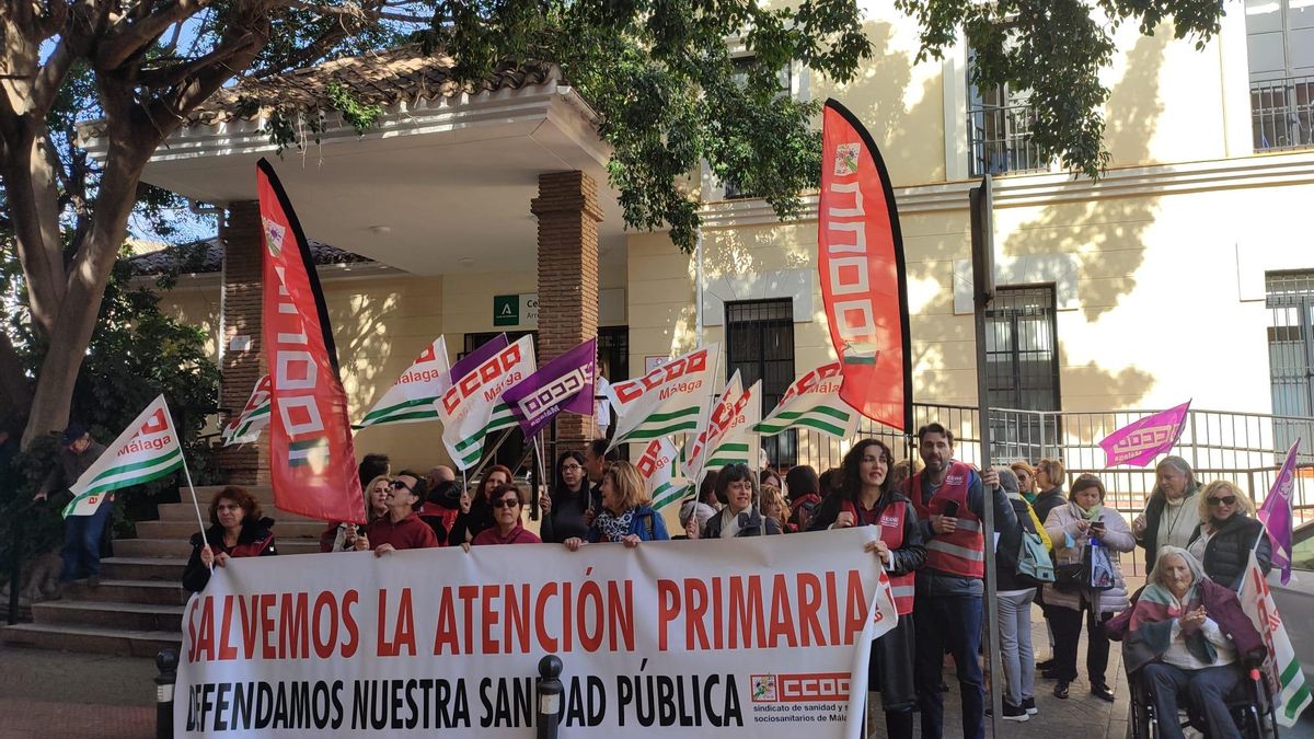 CSIF, CCOO y UGT se han concentrado hoy para exigir la &quot;inmediata retirada&quot; del proyecto de Orden que &quot;pretende privatizar consultas de Atención Primaria&quot;.