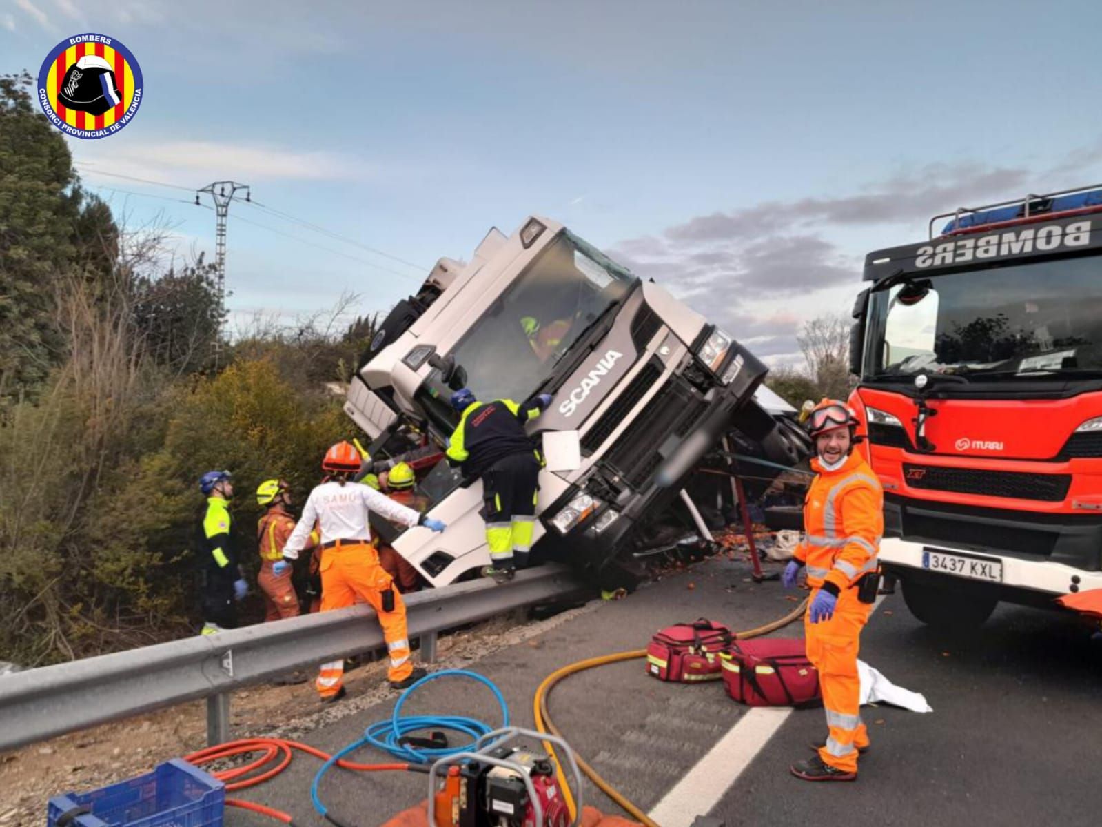 Fallece el conductor de un camión tras un brutal choque en la A-35 a la altura de Vallada