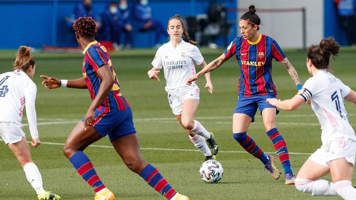 Futbolistas del Barça y el Real Madrid en un encuentro de la Primera Iberdrola