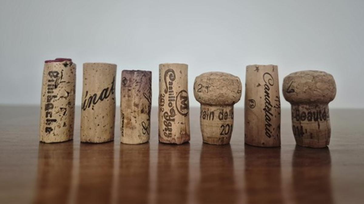 Diferentes corchos utilizados en vinos de zonas distintas.