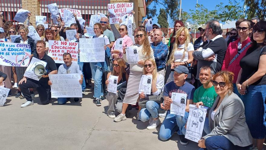 &quot;Recortar no es integrar&quot;: docenas de alumnos de la Escuela Oficial de Idiomas de Torrevieja protestan contra el recorte de 760 plazas, la mayor parte para cursos de español