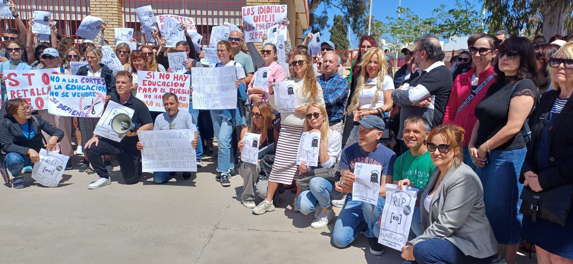 &quot;Recortar no es integrar&quot;: docenas de alumnos de la Escuela Oficial de Idiomas de Torrevieja protestan contra el recorte de 760 plazas, la mayor parte para cursos de español