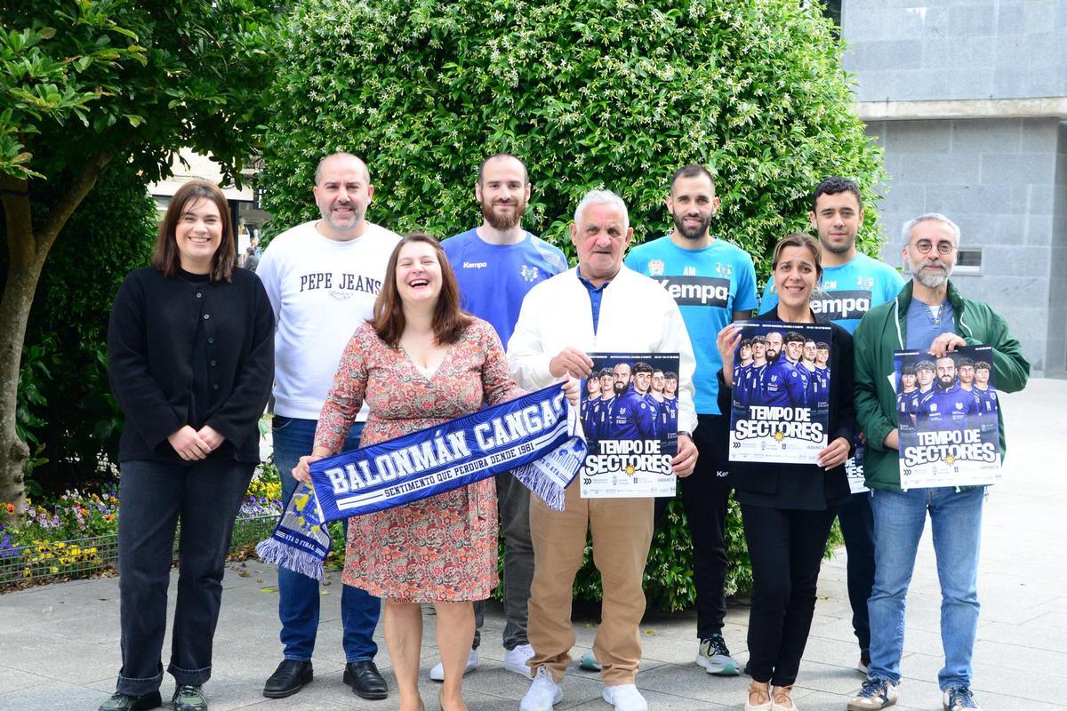 Representantes del Concello y de Cangas y Luceros con la cartelería de los sectores.