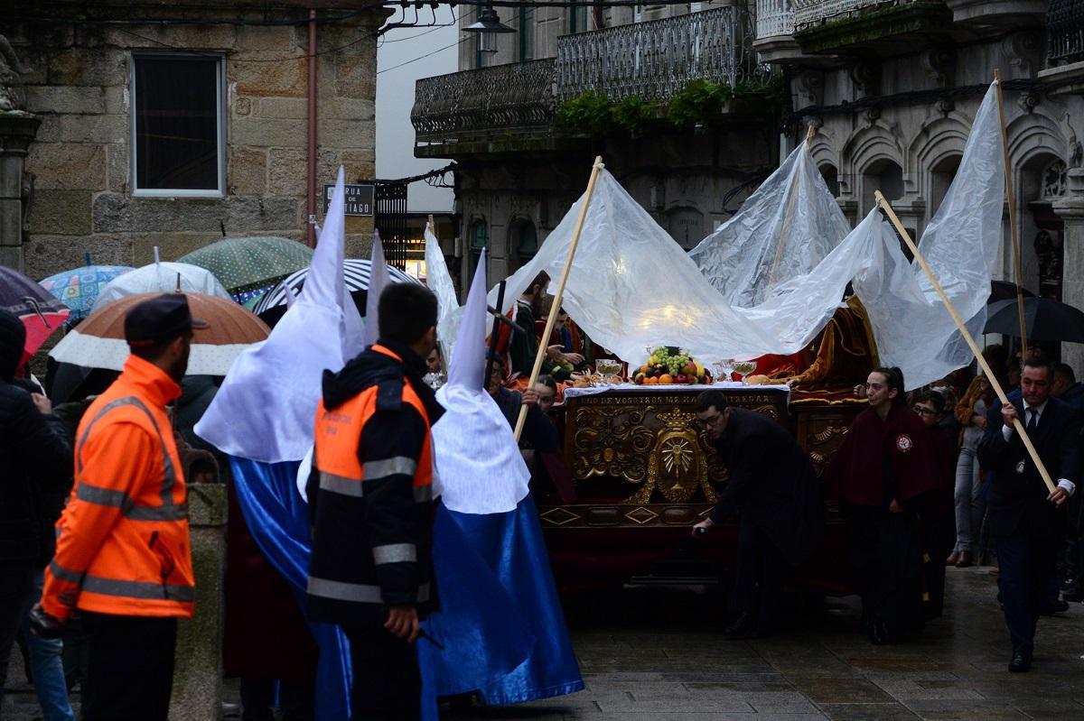 Un plástico tuvo que cubrir el paso de la Última Cena en la procesión de Cangas