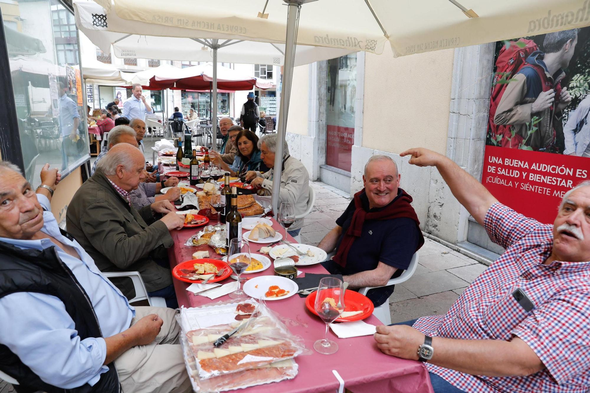 Grado abre boca para Santiago con la comida en la calle