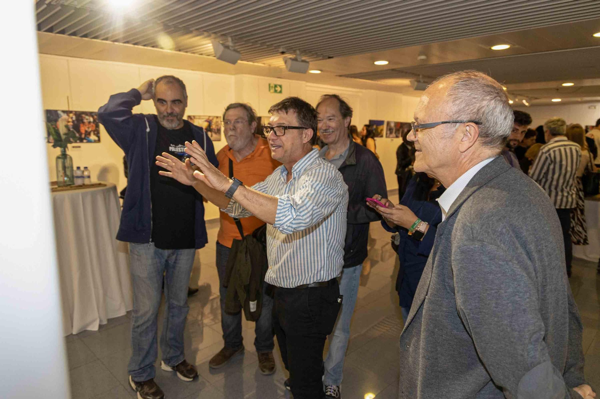 lleno total en la inauguración de INFotoperiodistas 2024,. un año de fotografía de prensa en Alicante
