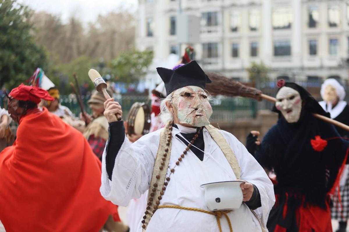 El pasacalles de los Mazcaritos por las calles de Oviedo