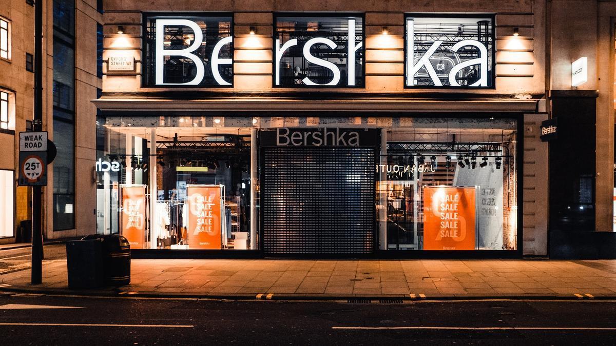 Viral vestidos Fin de Año Bershka vestido negro de Bershka es un éxito de ventas para de Año