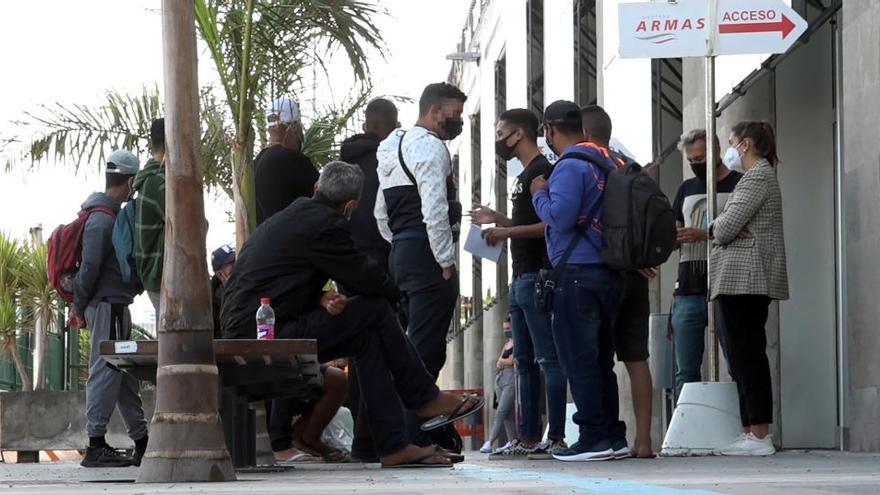 Una imagen de archivo de un grupo de migrantes en Santa Cruz de Tenerife.