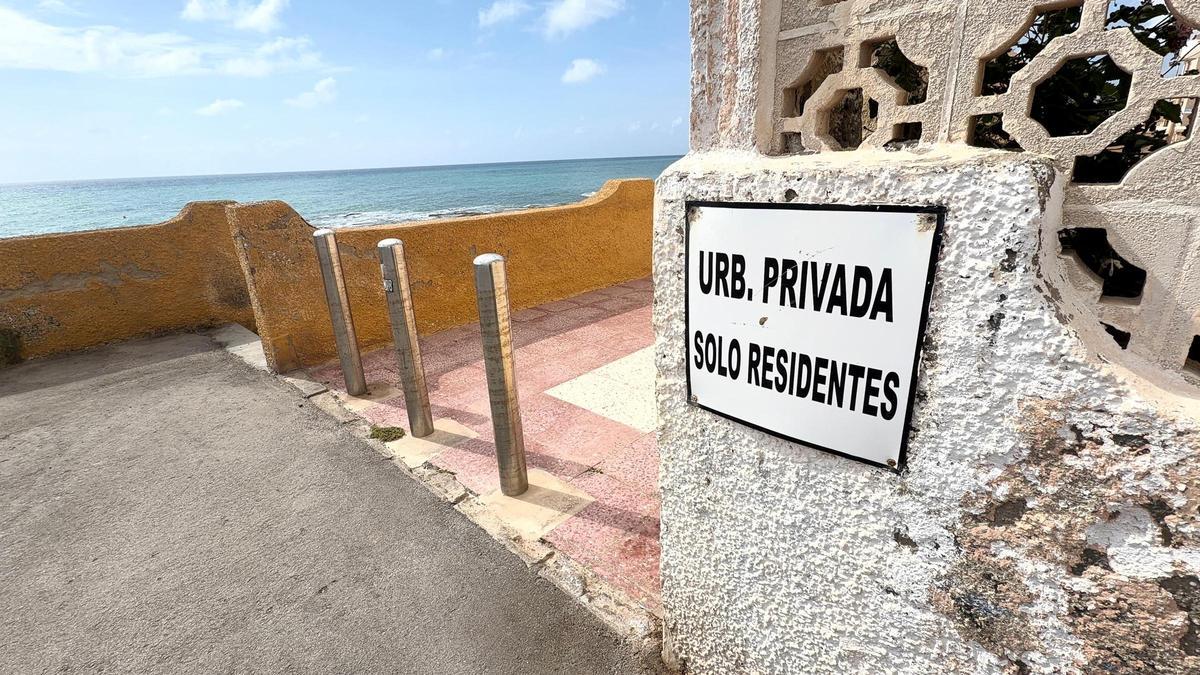 Cartel y pivotes en la confluencia de la calle Comunidad de Madrid con el Paseo Navarro donde se advierte de la propiedad privada
