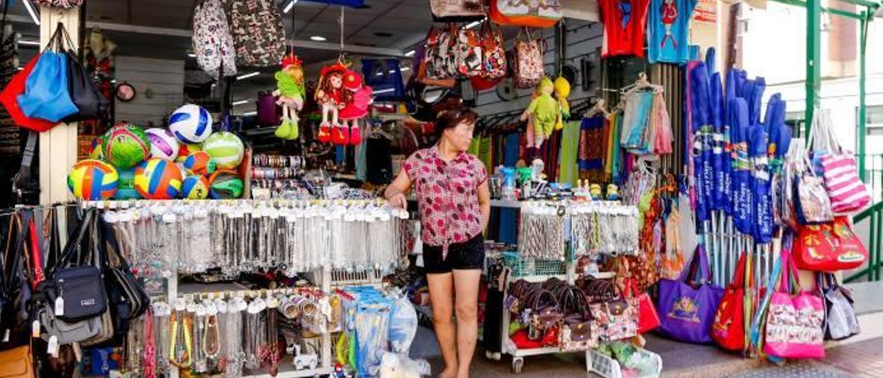 Uno de los locales dedicado a la venta de artículos de diferentes tipos y para playa en la avenida Jaime I.