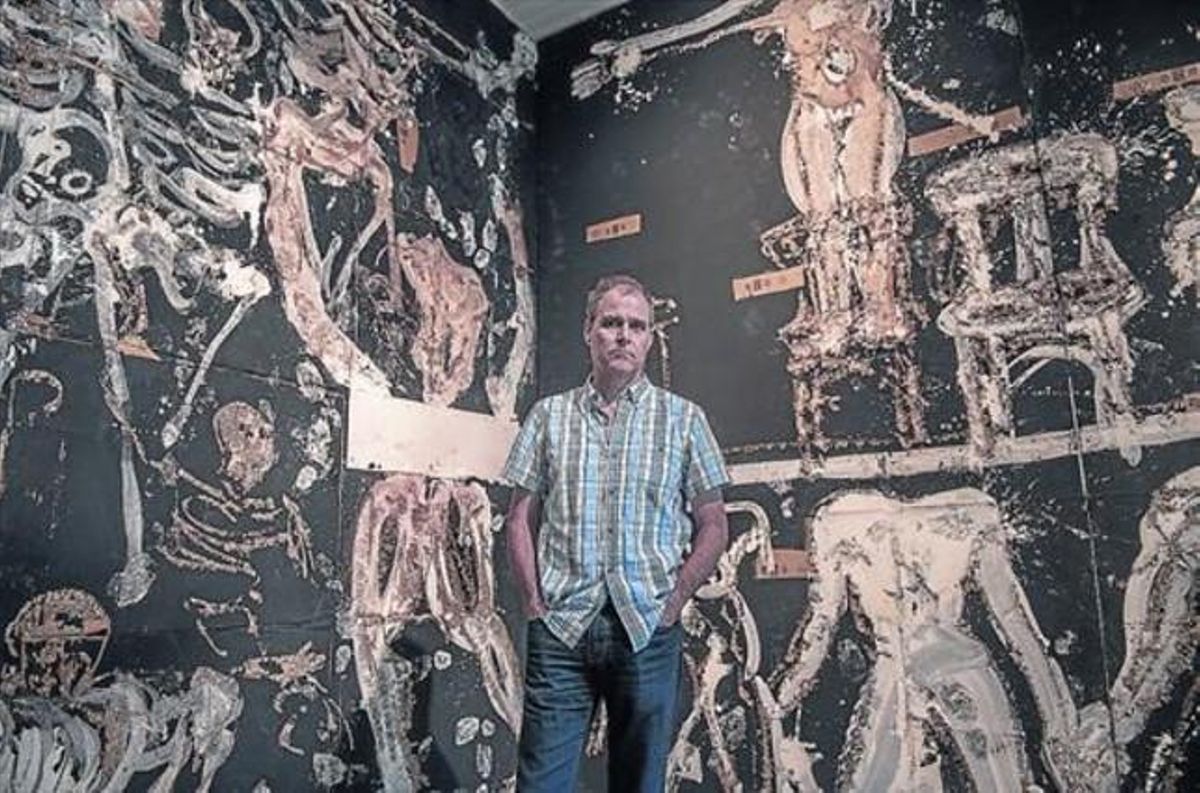 Gran format 8 Agustí Puig, en un racó de la gran instal·lació de cartró pintat que obre i tanca l’exposició de Can Framis. Gran format 8 Agustí Puig, en un racó de la gran instal·lació de cartró pintat que obre i tanca l’exposició de Can Framis.
