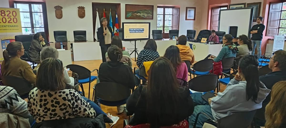 La gerente del Valnalón, Marta Pérez, se dirige a las participantes.