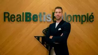 Adrián San Miguel seguirá en el Betis junto a Manu Fajardo
