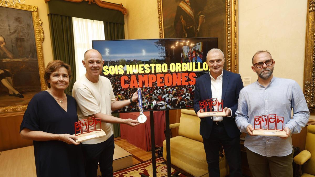 Gijón homenajea a los campeones Juanjo González, Óscar Celada y Borja Medio (en imágenes)