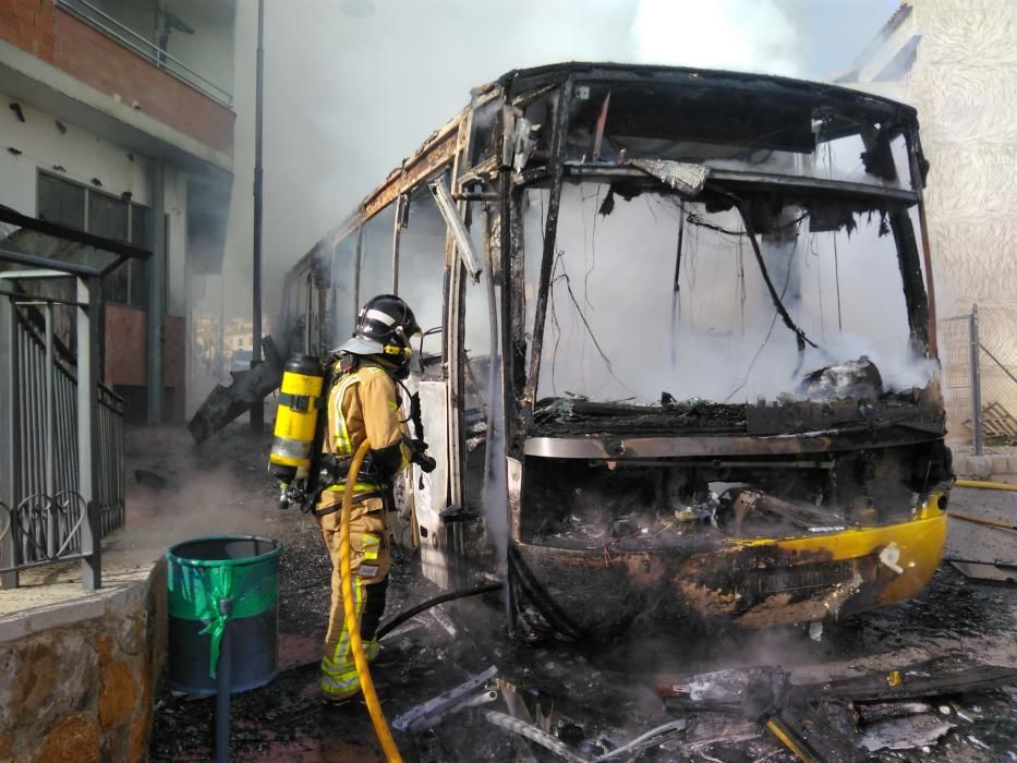 Arde por completo un autobús en Ricote