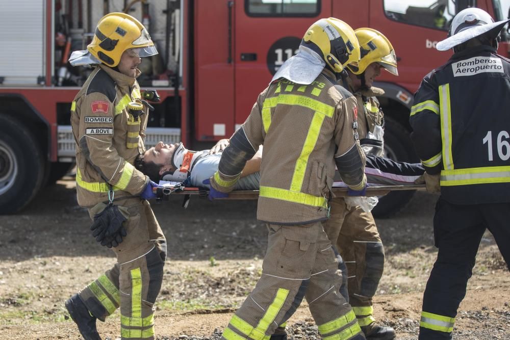 Simulacre d''accident amb drons a l''aeroport.